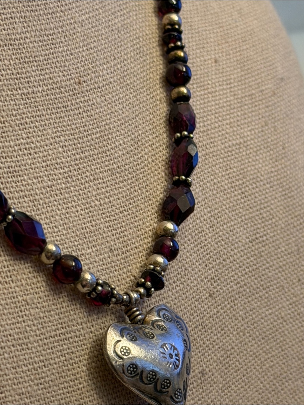 Heart Pendant with faceted garnets & silver beads Necklace - SS lobster clasp - Picture 3 of 10